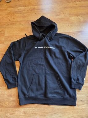 Black Hoodie G4 Sweatshirt with 'We Never Stop Playing' Print